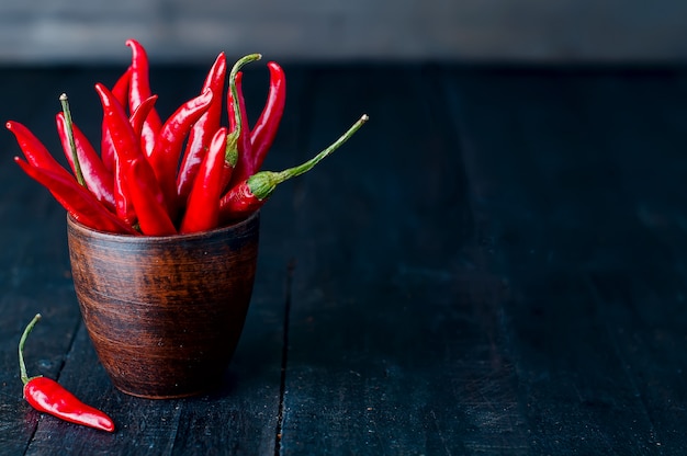 Ramo de chiles rojos en taza vieja