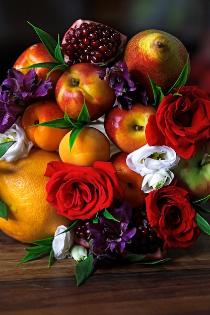 Ramo comestible de floristería de alimentos de frutas y rosas regalo mágico.