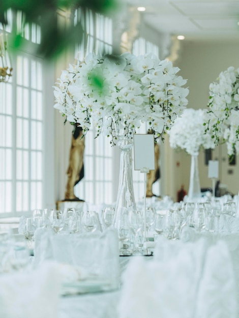 Ramo con copas de vino dispuestas en la mesa en el hotel durante la fiesta de bodas