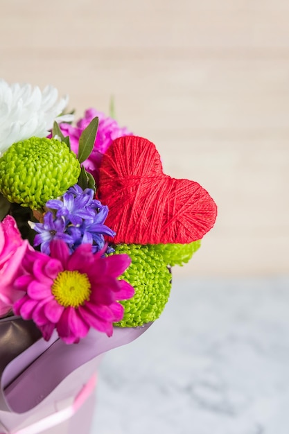 Ramo de crisantemo en una caja y corazón rojo en el diseño de la tarjeta de fondo de mármol para la tarjeta de felicitación Día de San Valentín o Día de la Madre declaración de espacio de copia de amor