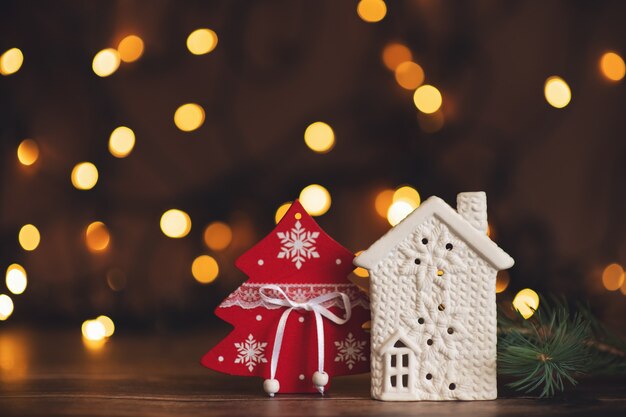 Ramo de abeto com bolas e luzes festivas no natal com brilhos.