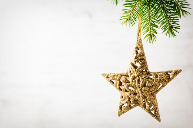 Foto ramo de abeto com decorações de natal em um fundo cinza