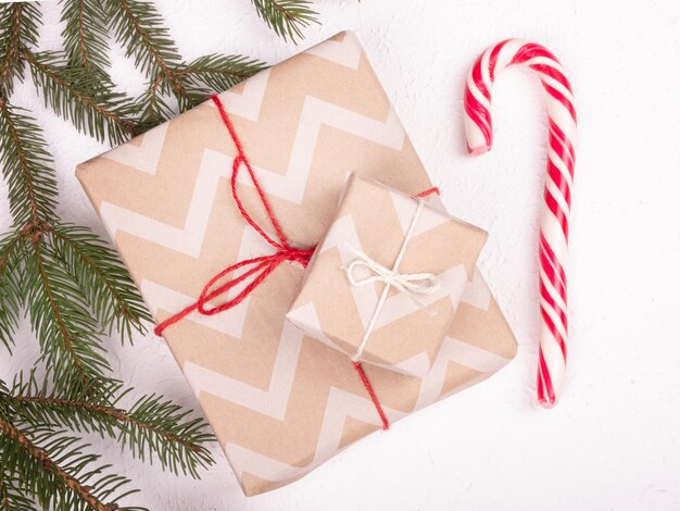 Ramo de abeto de presentes de Natal e doce listrado doce em fundo branco.