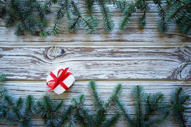 Ramo de abeto Natal e presente na madeira branca