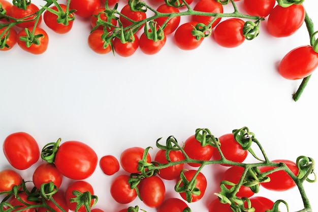 Ramo de cereja de tomates isolado no fundo branco. Tomate cereja.