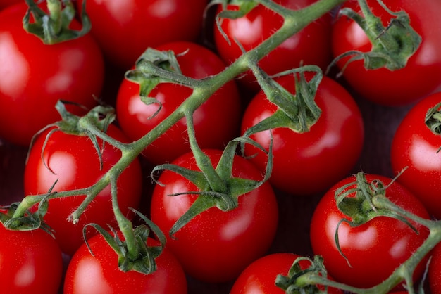 Ramo de deliciosos tomates cereja frescos