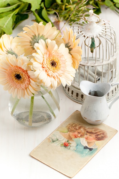 Ramo de flor gerbera com gaiola vintage velha