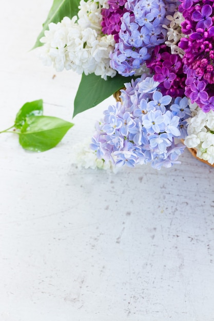 Ramo de flores coloridas lilás frescas em uma cesta