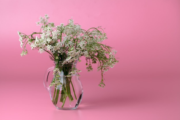 Foto ramo de flores da primavera brilhante em vaso