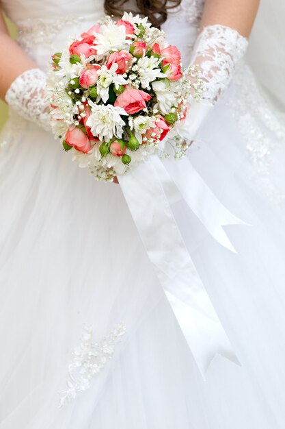 Ramo de flores de casamento nas mãos da noiva