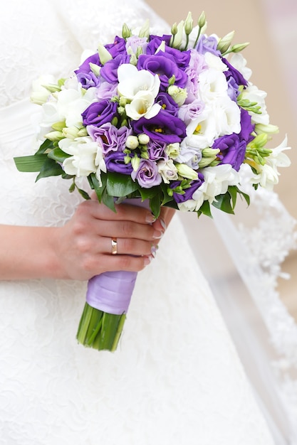 Ramo de flores de casamento nas mãos da noiva