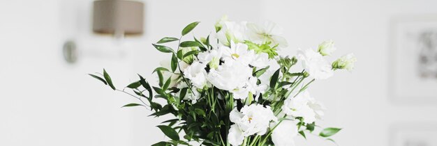 Ramo de flores em um vaso e detalhes de decoração para casa luxo design de interiores closeup