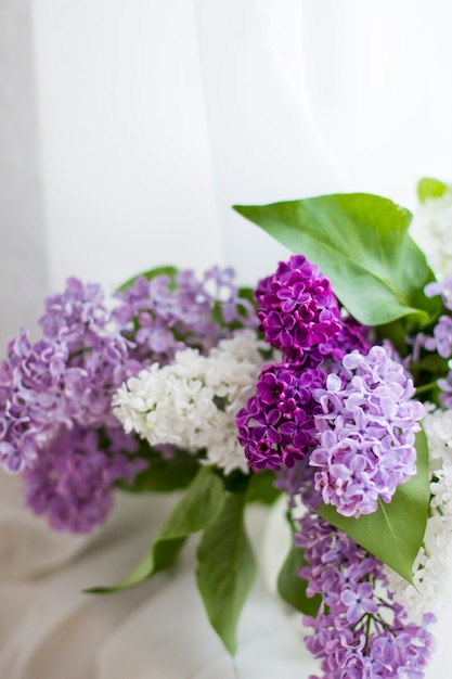 Foto ramo de flores lilás frescas em vaso de vidro close-up