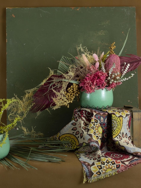 Foto ramo de flores secas em um vaso