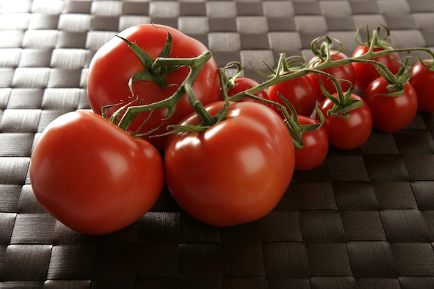 Ramo de grandes e pequenos tomates cereja vermelho