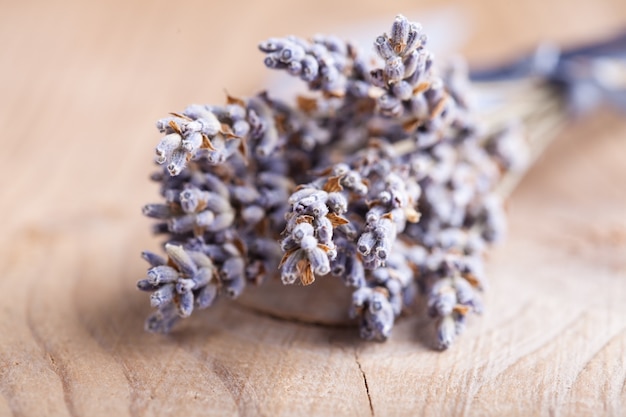 Ramo de lavanda na mesa de madeira closeup