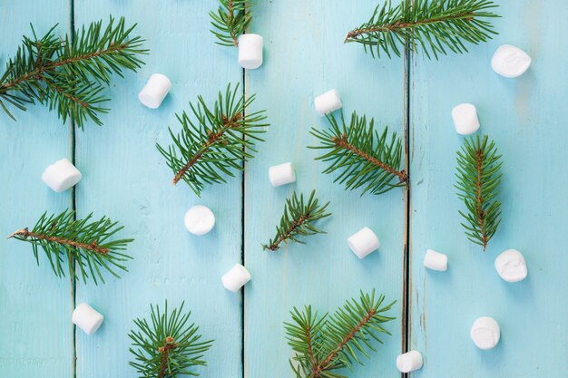 Ramo de Natal da árvore do abeto e marshmallows, vista superior