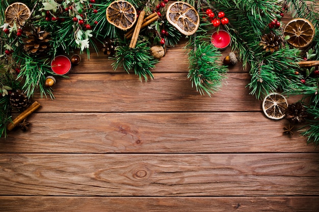 Ramo de Natal em tábua de madeira