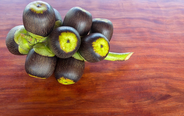 Foto ramo de palmeira de açúcar em uma mesa de madeira