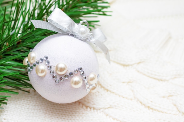 Ramo de pinheiro abeto e bola de Natal decorativa brilhante