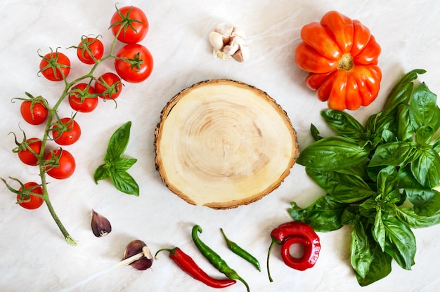 Ramo de tomate cereja alho manjericão fresco sobre fundo leve Ingredientes para fazer molhos