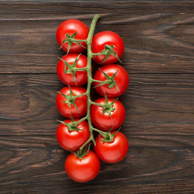 Ramo de tomate cereja em madeira