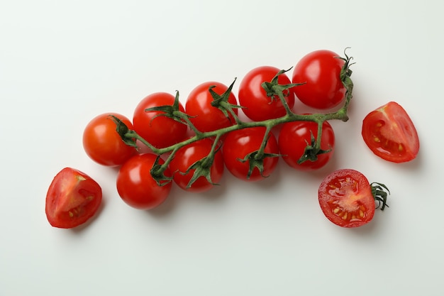 Ramo de tomate cereja fresco em fundo branco