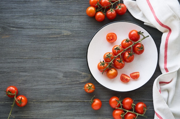 Ramo de tomate cereja maduro em um prato