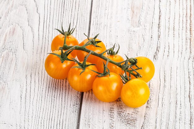 Ramo de tomate de cereja amarelo maduro