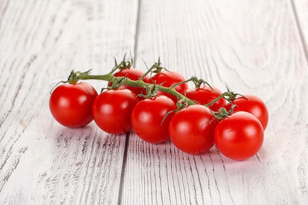 Ramo de tomate de cereja doce maduro isolado