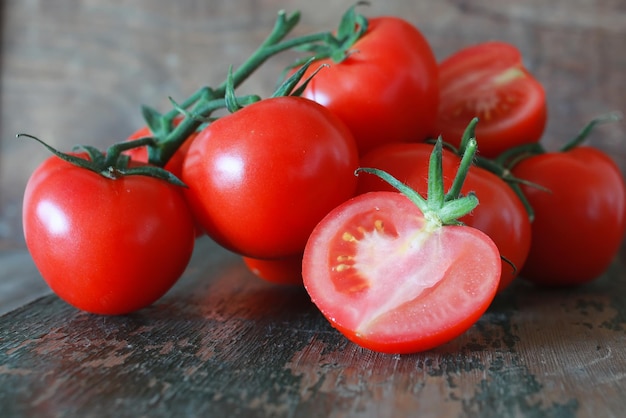 Ramo de tomate em fundo de madeira