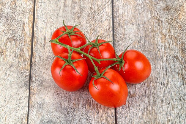 Ramo de tomate flamenco vermelho cru