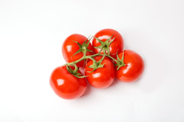 Ramo de tomate isolado em um branco