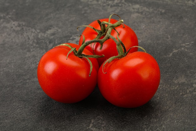 Ramo de tomate maduro vermelho brilhante