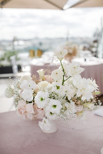 Ramo de decoración festiva de boda de flores de primavera tabla de diseño de tabla de recién casados