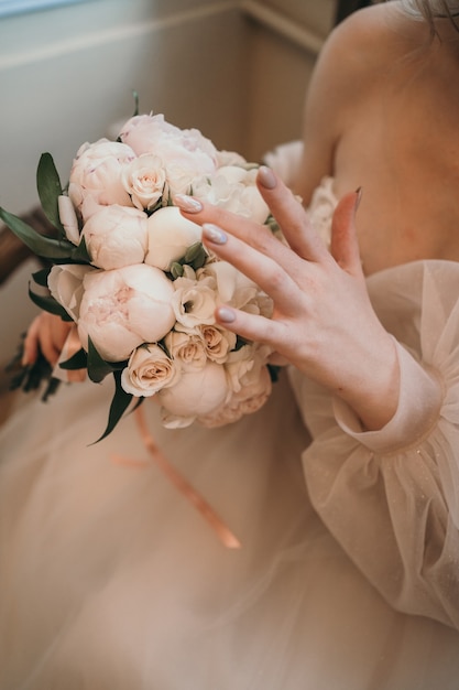 Ramo delicado de la novia con peonías y rosas primer plano ramo de boda arbusto rosas en la novia ...