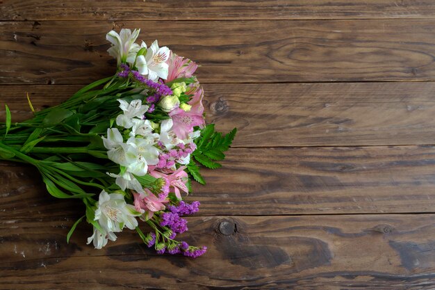 Un ramo delicado con una variedad de flores de cerca