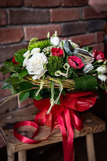 Ramo floral de flores brillantes y hermosas de hermosas flores rojas para el día de San Valentín. Cerca de la foto