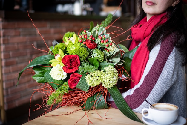 Ramo floral de flores brillantes y hermosas de hermosas flores rojas para el día de San Valentín