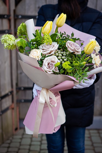 Ramo floral de flores brillantes y hermosas de hermosas flores rojas para el día de San Valentín