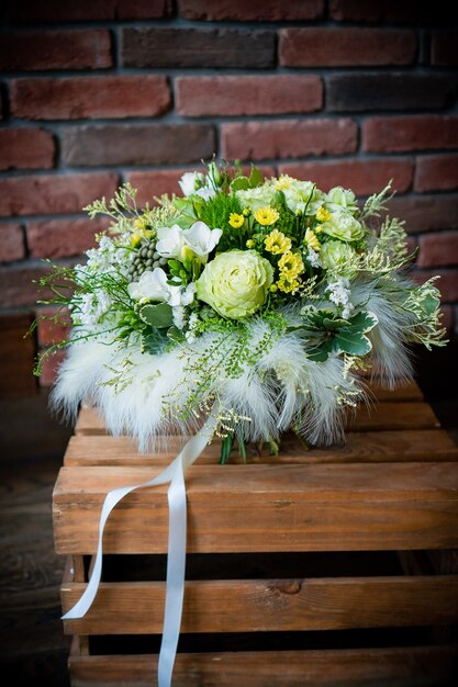 Ramo floral de flores brillantes y hermosas de hermosas flores rojas para el día de San Valentín