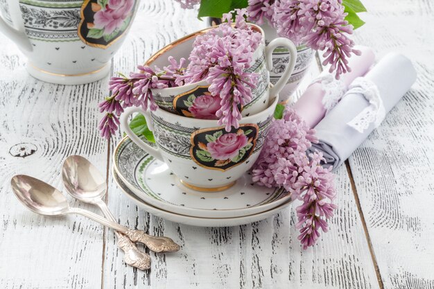 Ramo floreciente de verano de taza lila y china con té negro