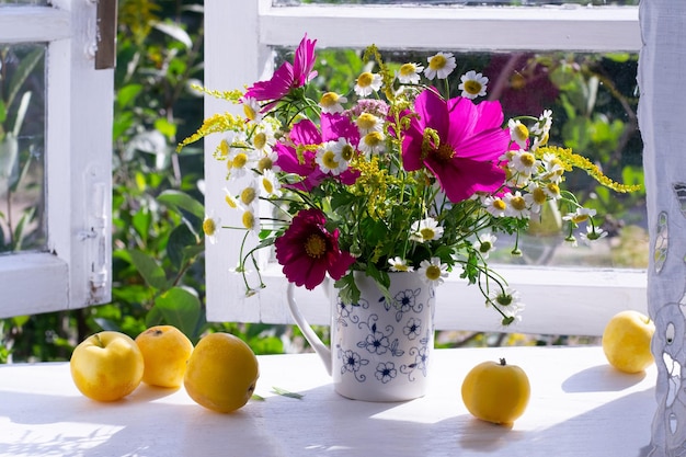 Ramo de flores de alféizar de ventana en campo