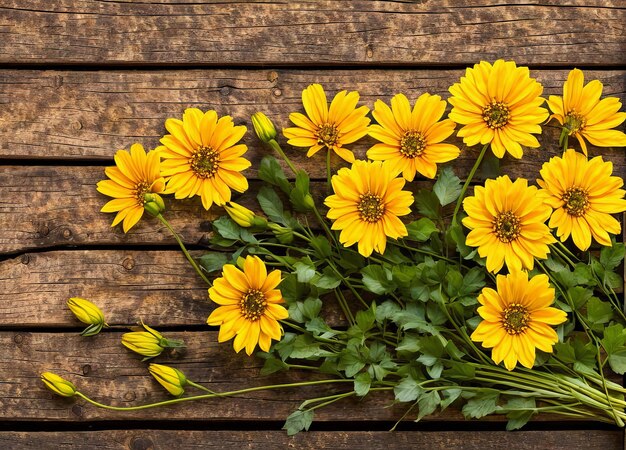 Un ramo de flores amarillas en una mesa de madera