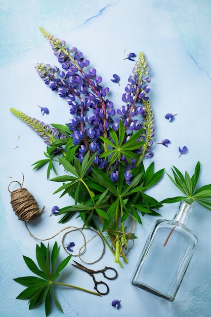 Ramo de flores azules simples. Bodegón con Lupin.