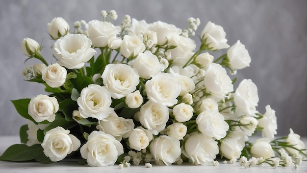 Foto ramo de flores blancas en la mesa