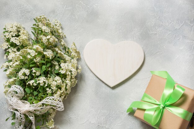 Ramo de flores blancas de primavera con regalo.