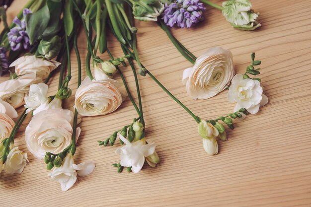 Ramo de flores blancas sobre mesa de madera