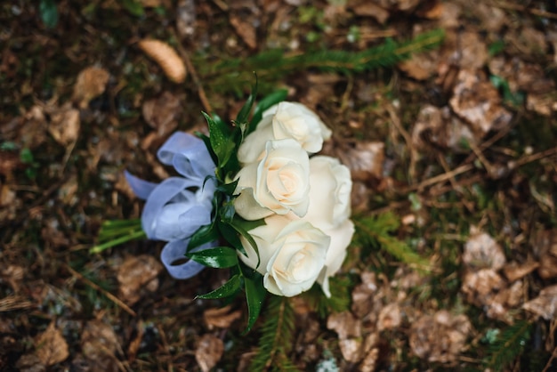 Ramo de flores de boda se encuentra en el follaje