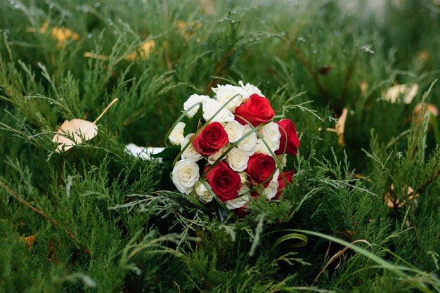 Ramo de flores de boda se encuentra en la hierba